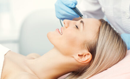 Behandlung zur Hautverjüngung.