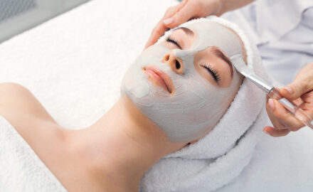 Patientin erhält ein Peeling im Gesicht.